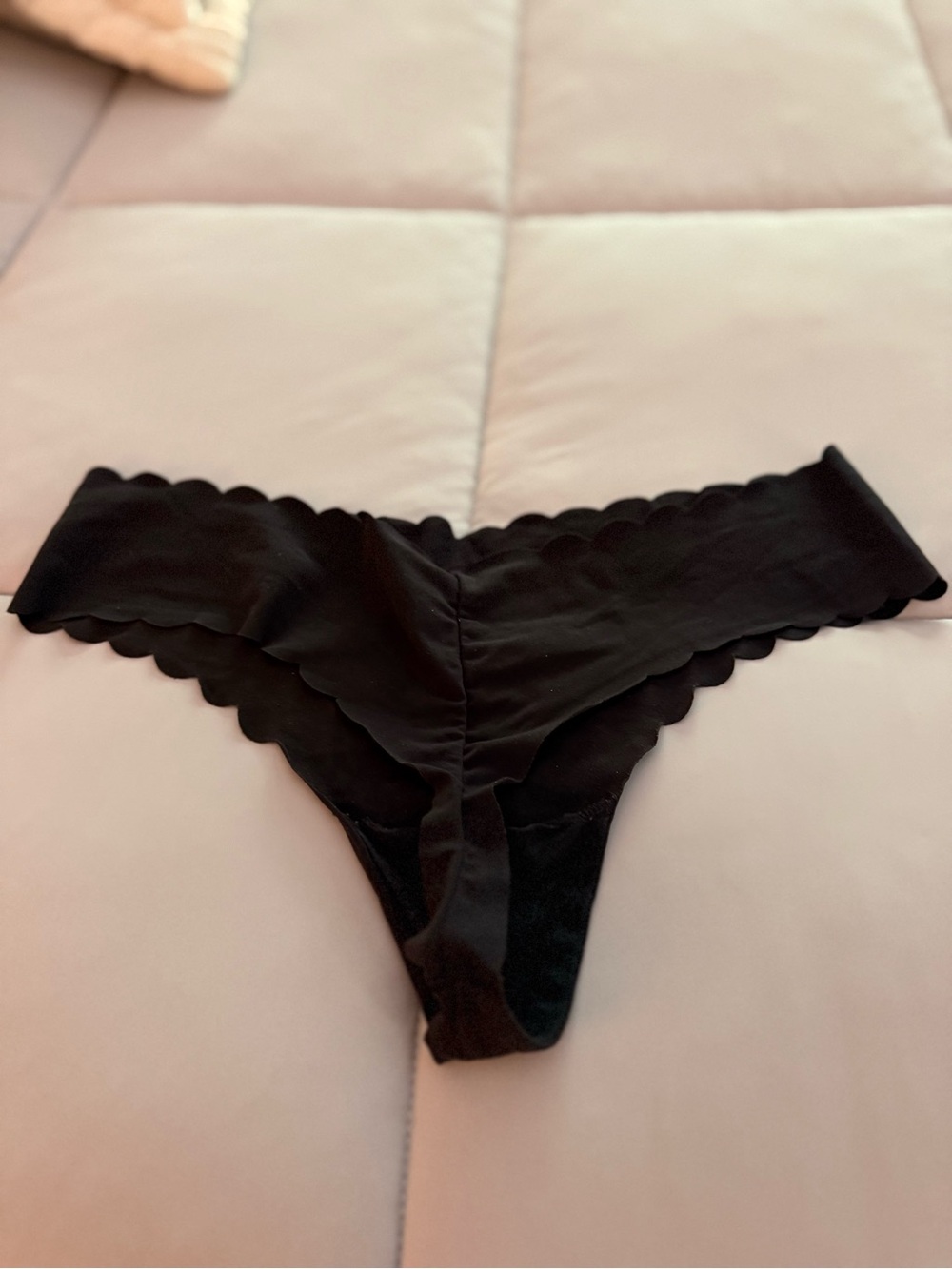 Black Scalloped Seamless cheeky Bottoms